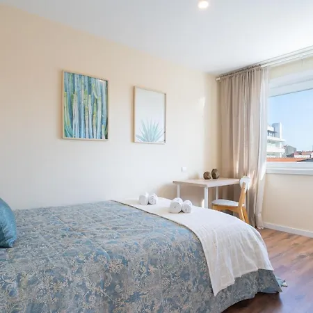 Host Wise - Fantastic Contemporary Flat W Balcony Apartment *